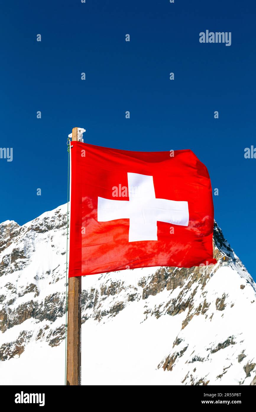 Schweizer Flagge auf dem Jungfraujoch-Plateau, Jungfrau Peak, Schweiz Stockfoto
