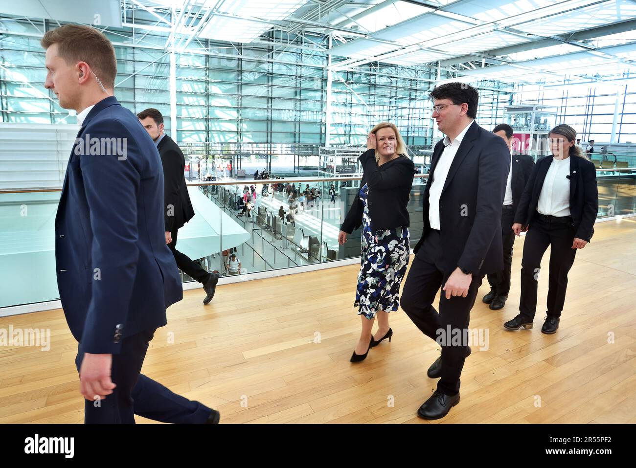 München, Deutschland. 01. Juni 2023. Nancy Faeser (SPD, M), Bundesministerin des Innern, trifft Florian von Brunn (2. von rechts), Vorsitzende der bayerischen SPD, zu einer Presseerklärung nach ihrem Besuch bei der Bundespolizei am Flughafen München. Kredit: Karl-Josef Hildenbrand/dpa/Alamy Live News Stockfoto