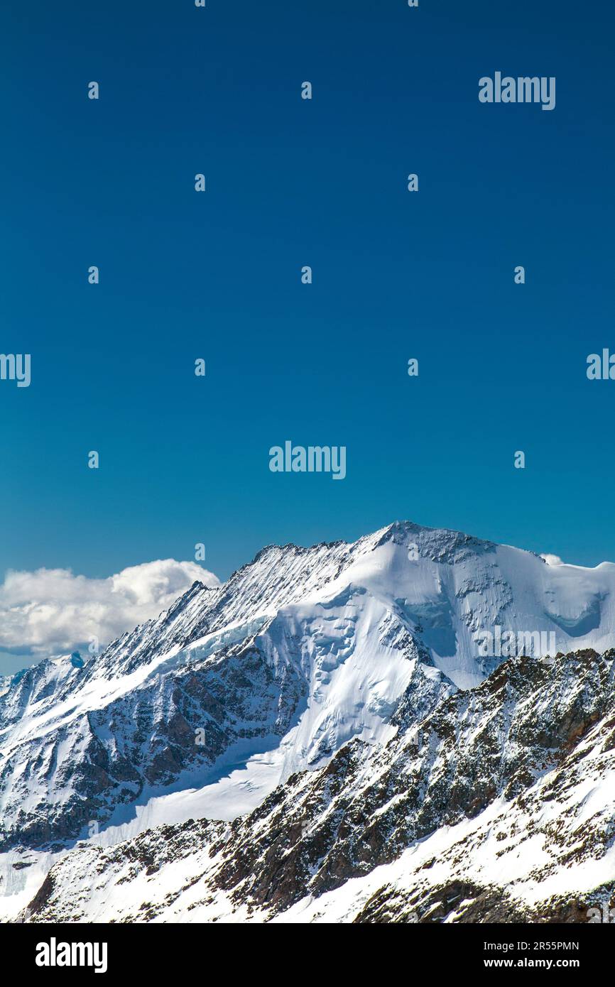 Schneebedeckte Gipfel des Dreieckhorns entlang des Wanderwegs vom Jungfraugipfel zum Mönchsjoch Hut, Schweizer Alpen, Schweiz Stockfoto