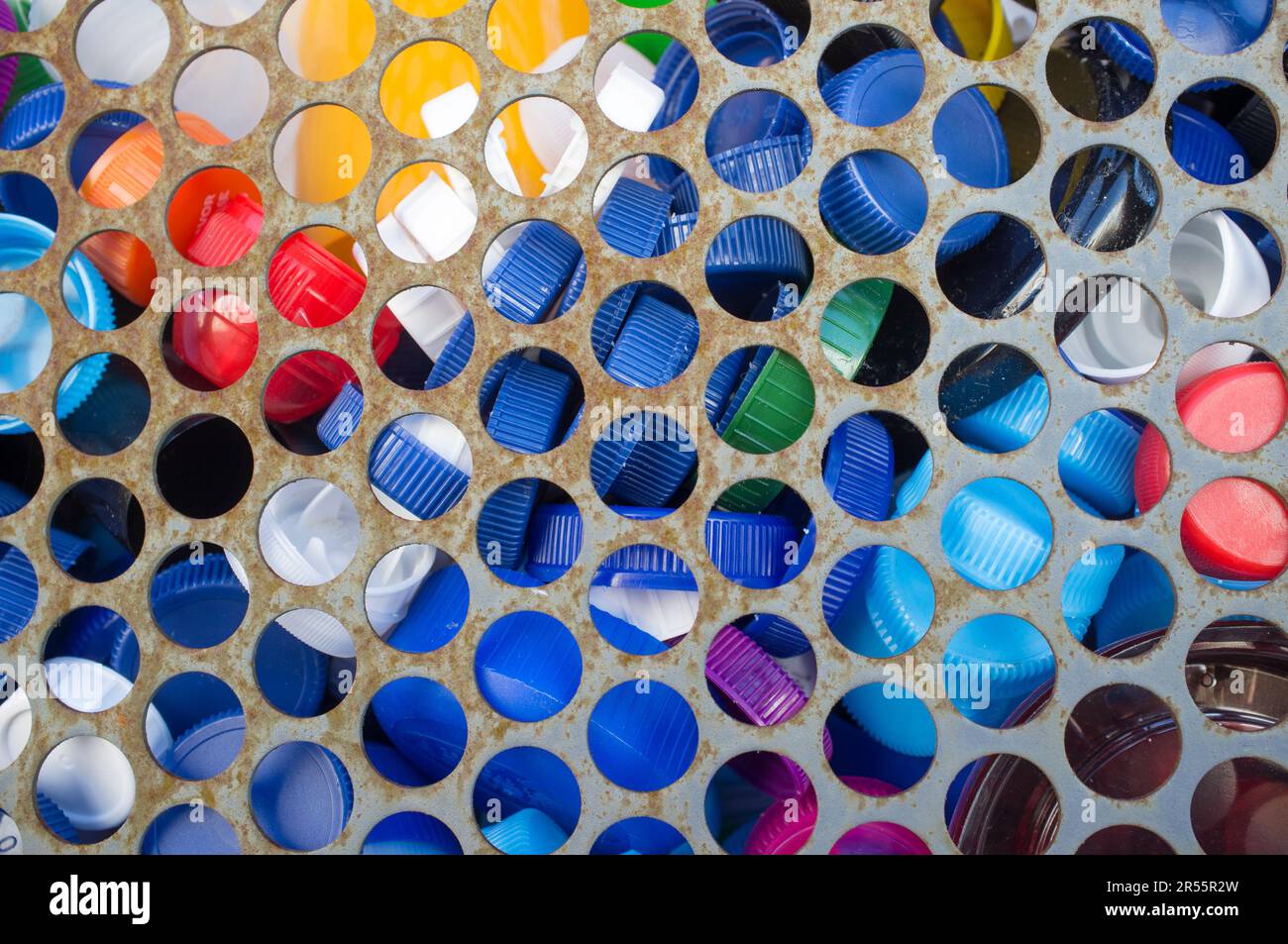 Solidaritätsbehälter mit Kunststoffkappen. Caps werden gesammelt und an Verbände gespendet und gegen Geld eingetauscht. Stockfoto