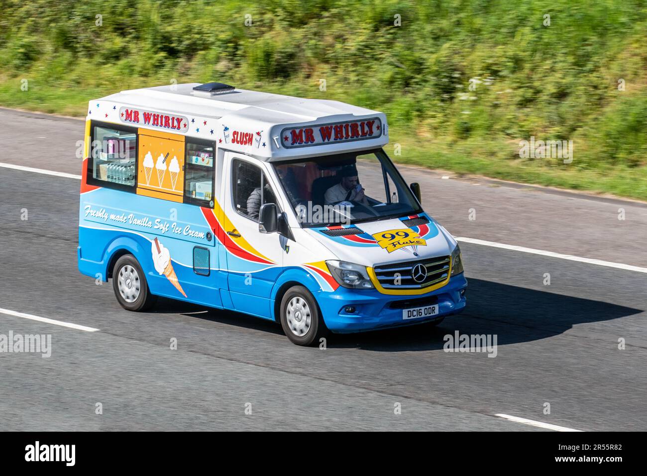 2016 Mercedes-Benz Sprinter 313 CDI Mr Whirly Ice Cream man; Fahrt auf der Autobahn M61, Großbritannien Stockfoto