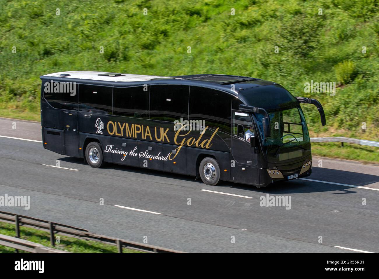 2012 Black Volvo B9R OLYMPIA UK Gold Reisebus; Geschäftsreisen auf der Autobahn M61, Großbritannien Stockfoto