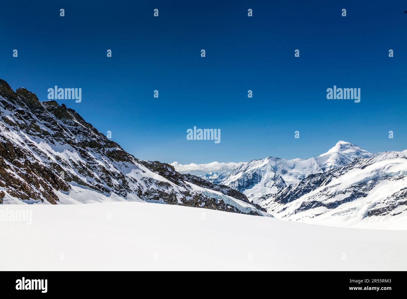Blick auf verschneite Gipfel entlang des Wanderwegs vom Jungfrau Gipfel bis zum Mönchsjoch Hut, Trugberg auf der linken Seite, Schweizer Alpen, Schweiz Stockfoto