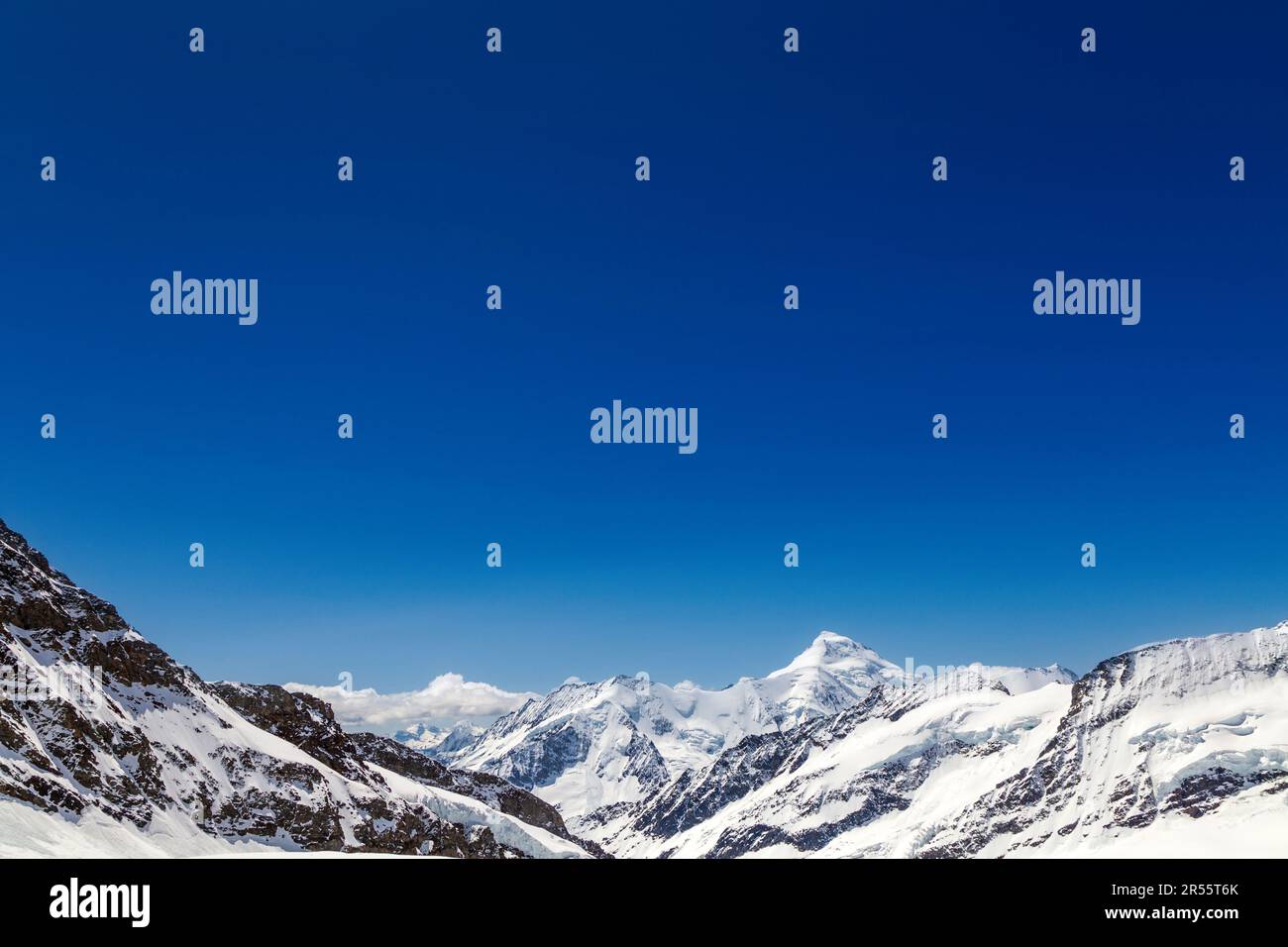 Blick auf verschneite Gipfel entlang des Wanderwegs vom Jungfraugipfel bis zum Mönchsjoch Hut, Trugberg (links) Dreieckhorn (Zentrum), Schweizer Alpen, Schweiz Stockfoto
