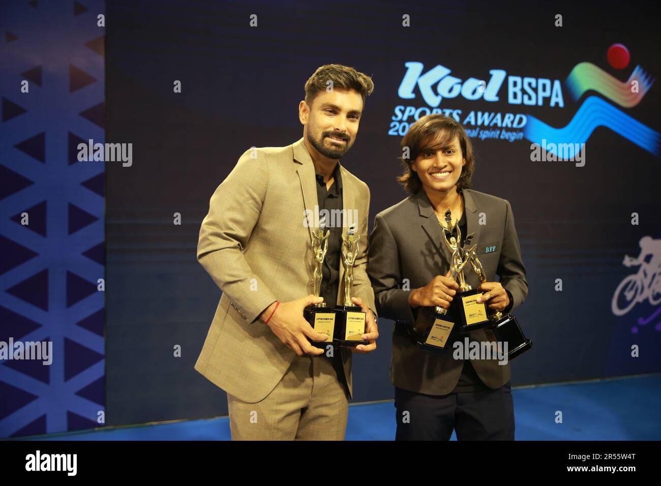 Bangladesch Star Batter Liton das (L) gewann für seine Darbietungen Acro den Bangladesch Sports Press Association (BSPA) Sports Person of the Year 2022 Stockfoto