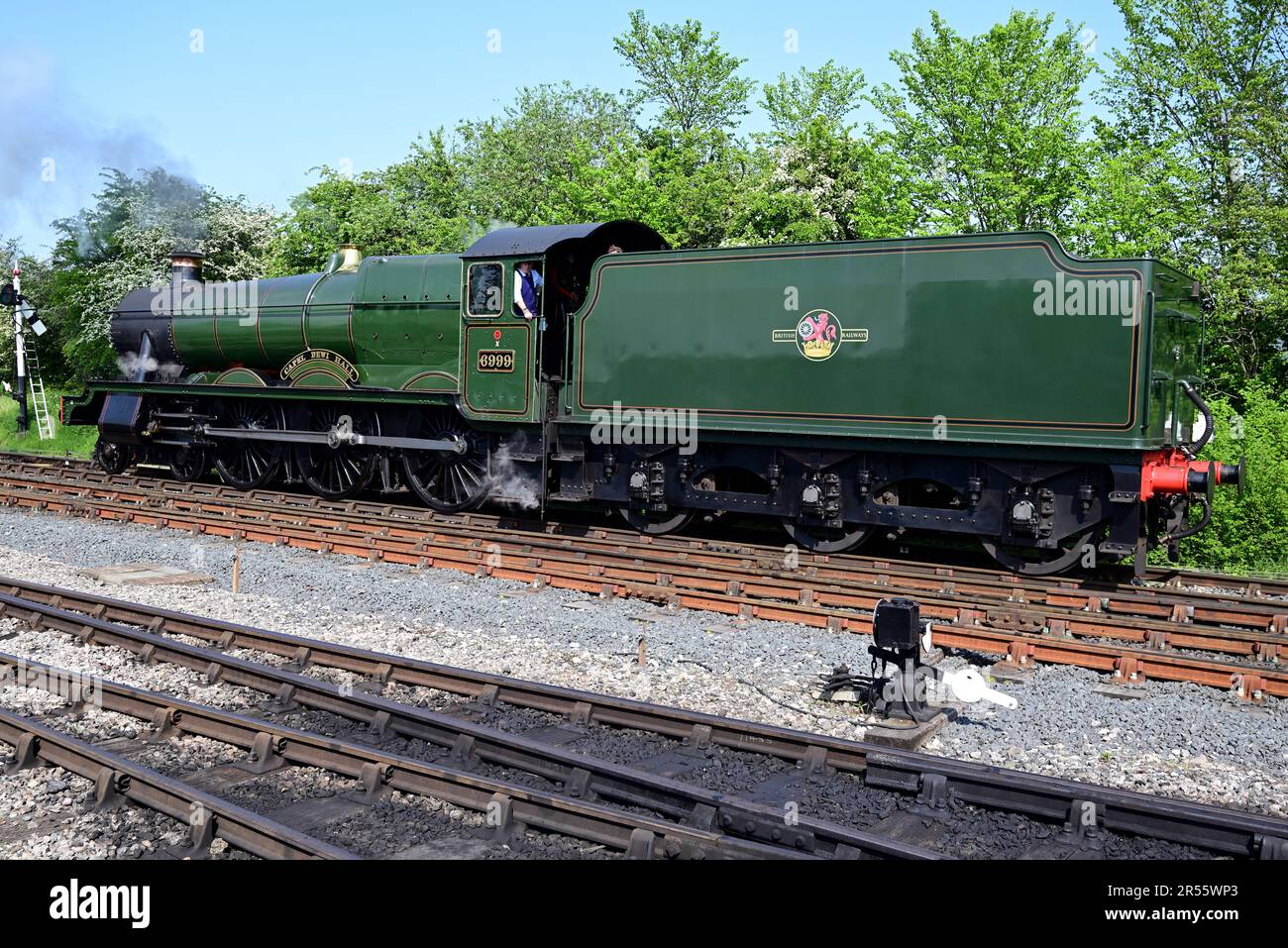 GWR Hall-Klasse Lokomotive Nr. 7903 Foremarke Hall, läuft als Nr. 6999 Capel Dewi Hall beim GWSR Cotswold Festival of Steam 2023. Stockfoto