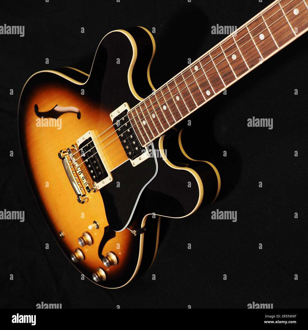 Gibson es-335 bei Sonnenaufgang Stockfoto
