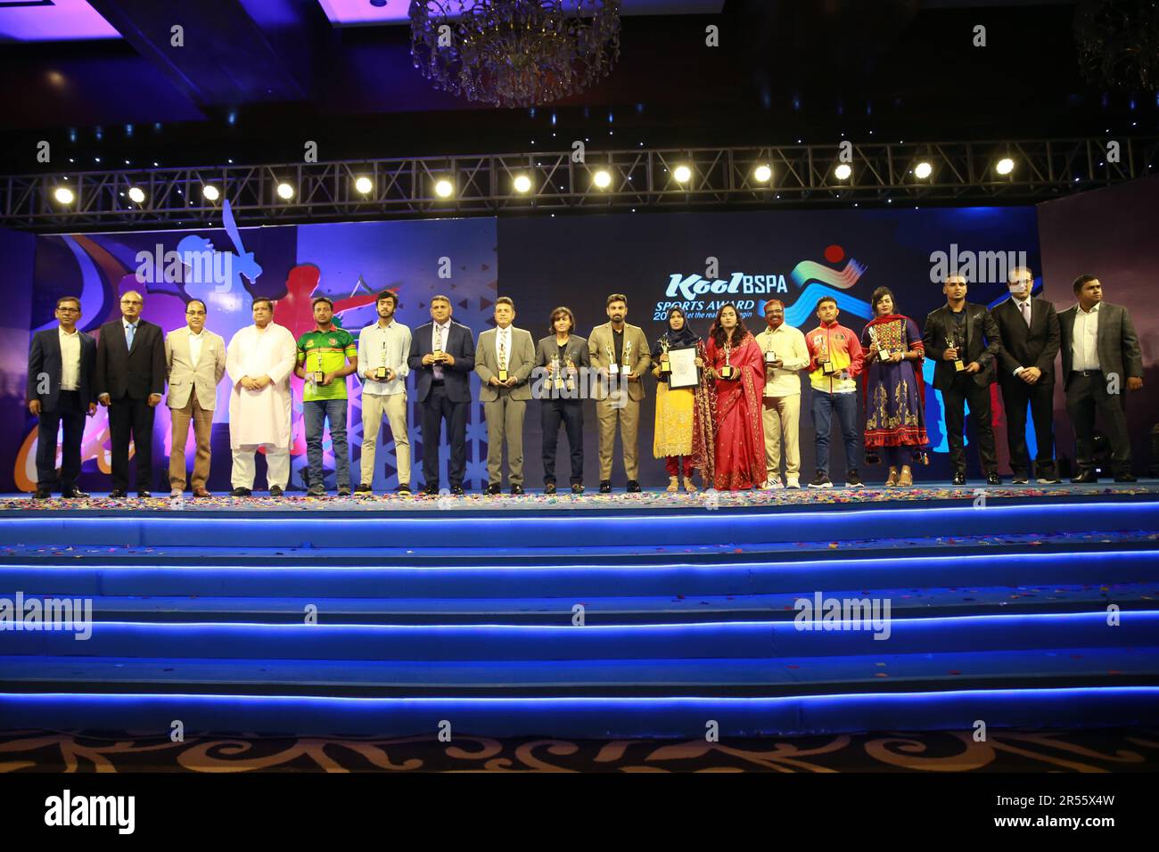 Litton Kumar das (M), der zusammen mit vielen berühmten Mitgliedern der Sportarena den Sports Person of the Year 2022 Award gewann, nahm an den Gruppenfotos Teil Stockfoto