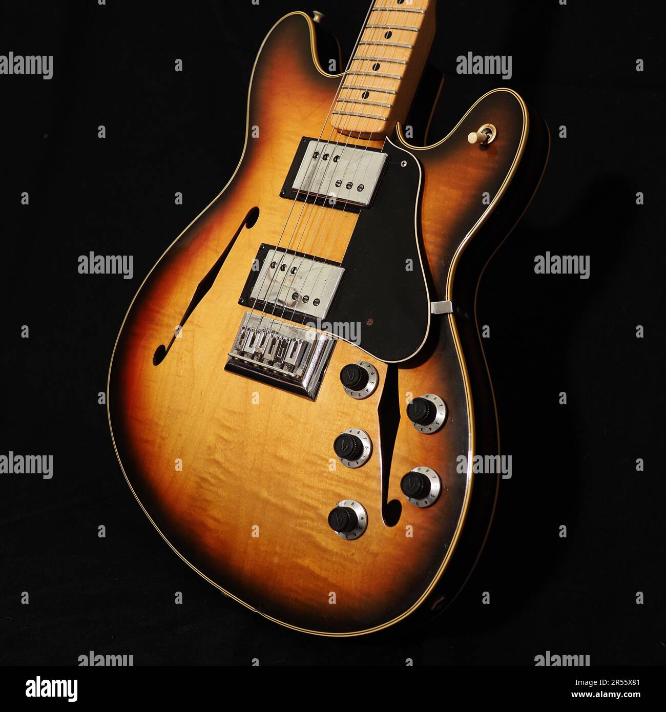 Fender Starcaster aus dem 70s. Jahrhundert bei Sonnenaufgang Stockfoto