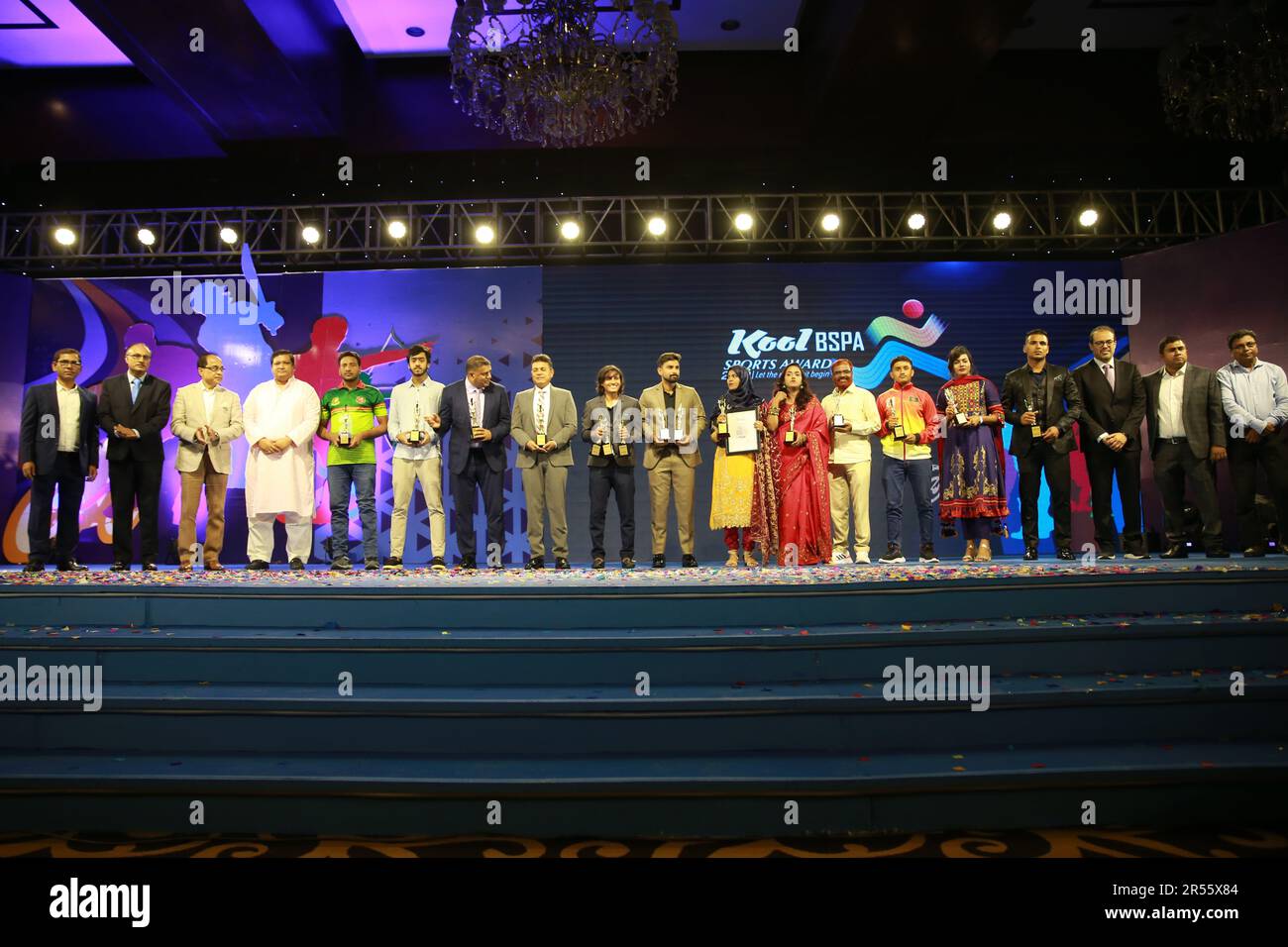 Litton Kumar das (M), der zusammen mit vielen berühmten Mitgliedern der Sportarena den Sports Person of the Year 2022 Award gewann, nahm an den Gruppenfotos Teil Stockfoto