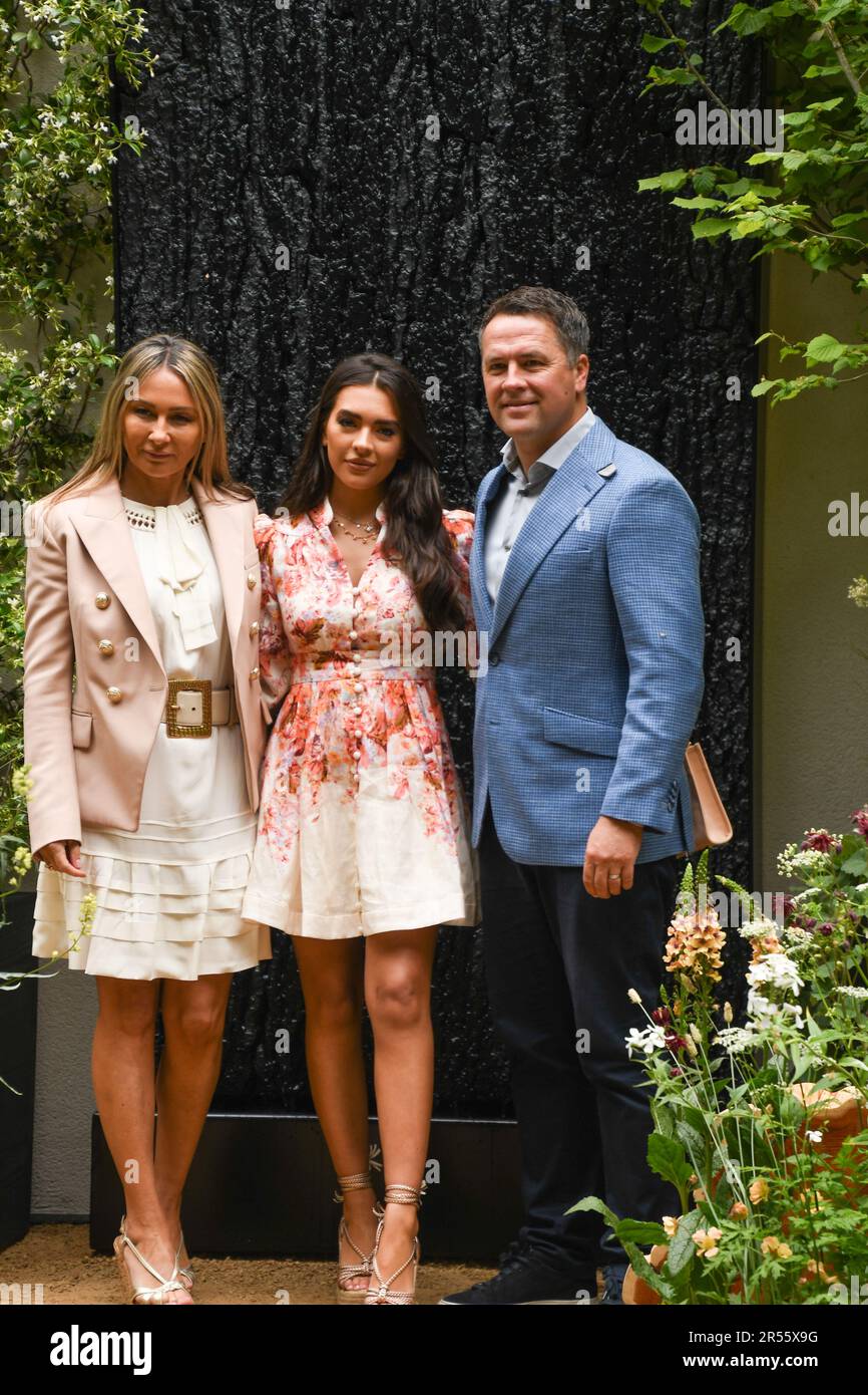 London, UK, 22. Mai 2023: Michael, Louise und Gemma Owen bei der RHS Chelsea Flower Show. Stockfoto