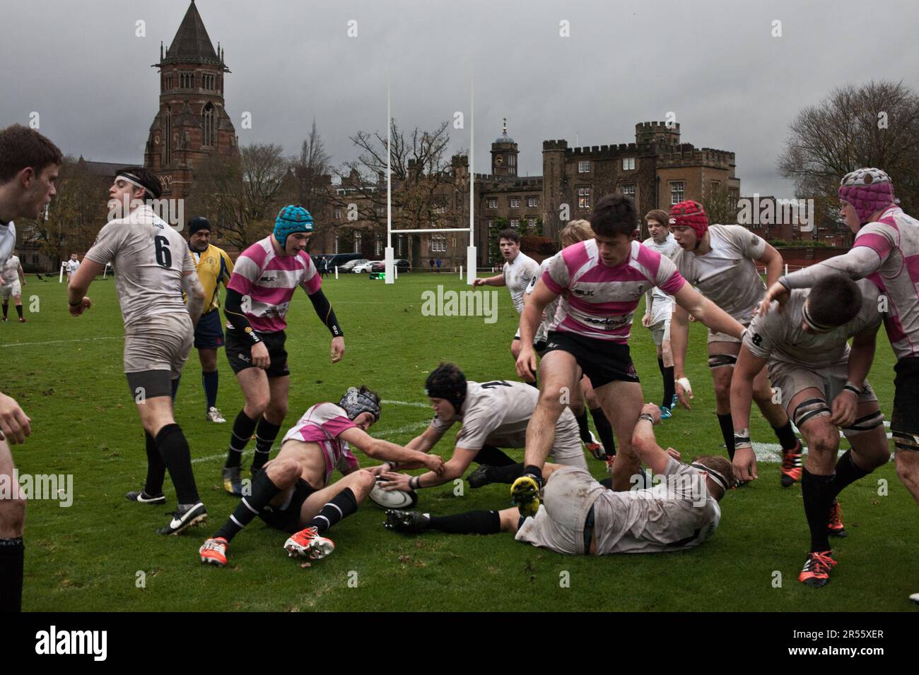 Ein Rugby-Spiel, gespielt im „The Close“, in der Rugby-Schule, auf dem gleichen Rugby-Platz, auf dem dieser Sport angeblich von William Webb Ellis im Jahr 1823 erfunden wurde. Stockfoto