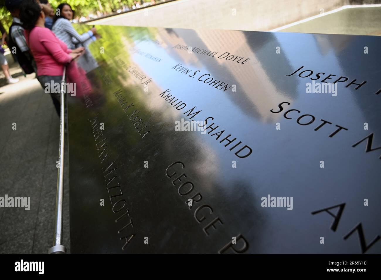 New York City, NY, USA, 28. Mai 2023. Die Namen der 2.983 Opfer, die bei den Terroranschlägen der Jahre 1993 und 2001 getötet wurden, sind in den Bronzeattiken rund um die beiden Gedenkbecken eingraviert. Jeder Pool befindet sich auf dem Fußabdruck der Twin Towers, wobei die Namen nach der Nähe der Opfer zu einander gruppiert sind, sodass Mitarbeiter zusammen gefunden werden. Credit D Guest Smith Stockfoto