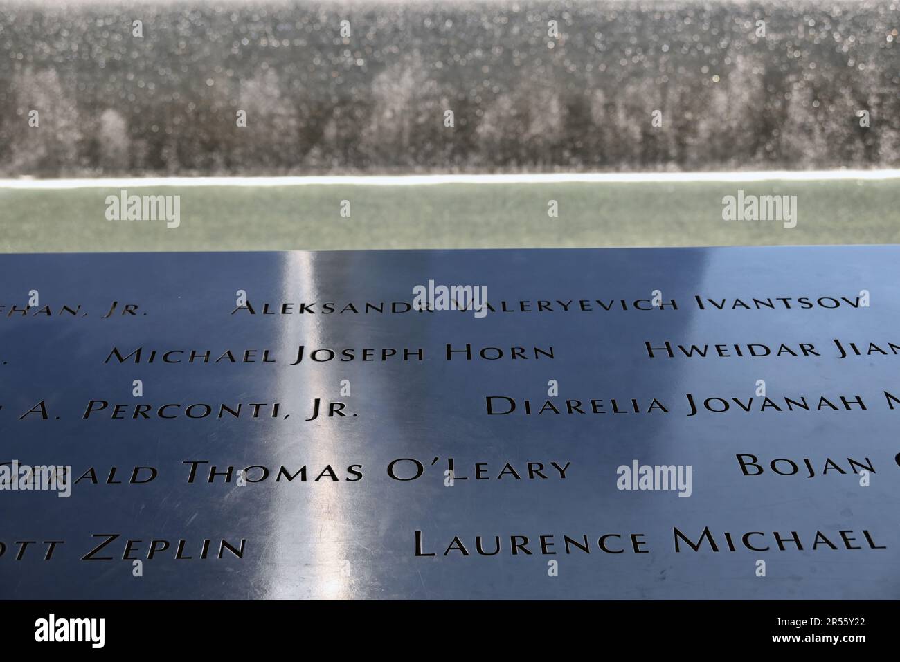 New York City, NY, USA, 28. Mai 2023. Die Namen der 2.983 Opfer, die bei den Terroranschlägen der Jahre 1993 und 2001 getötet wurden, sind in den Bronzeattiken rund um die beiden Gedenkbecken eingraviert. Jeder Pool befindet sich auf dem Fußabdruck der Twin Towers, wobei die Namen nach der Nähe der Opfer zu einander gruppiert sind, sodass Mitarbeiter zusammen gefunden werden. Credit D Guest Smith Stockfoto