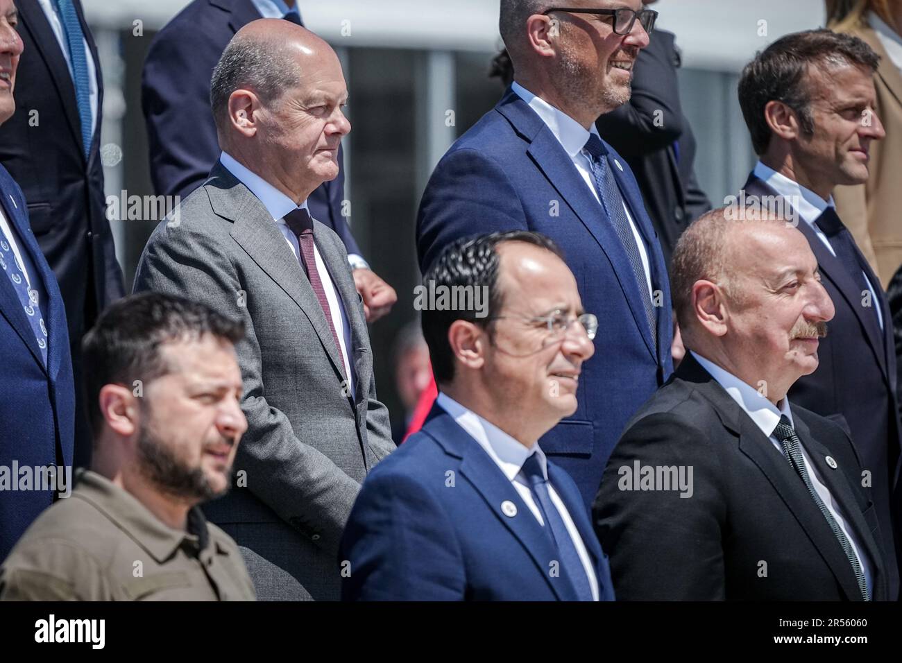 01. Juni 2023, Moldau, Bulboaca: Volodymyr Selenskyj (l), Präsident der Ukraine, Bundeskanzler Olaf Scholz (SPD, 2. von links), Ilham Alijew (2. von rechts), Präsident der Republik Aserbaidschan, und Emmanuel Macron (r), Präsident Frankreichs, stehen gemeinsam für das Familienfoto auf dem Gipfeltreffen der Europäischen Politischen Gemeinschaft (EPC) in der Republik Moldau. Die EPG wurde im vergangenen Jahr auf französischer Initiative gegründet. Sein Ziel ist es, die nicht der Europäischen Union angehörenden europäischen Staaten und die Staaten des Nahen Ostens näher an die EU heranzuführen. Es hat 47 Mitglieder, darunter die Kandidatenländer Ukraine, Moldau und Türkei, t Stockfoto