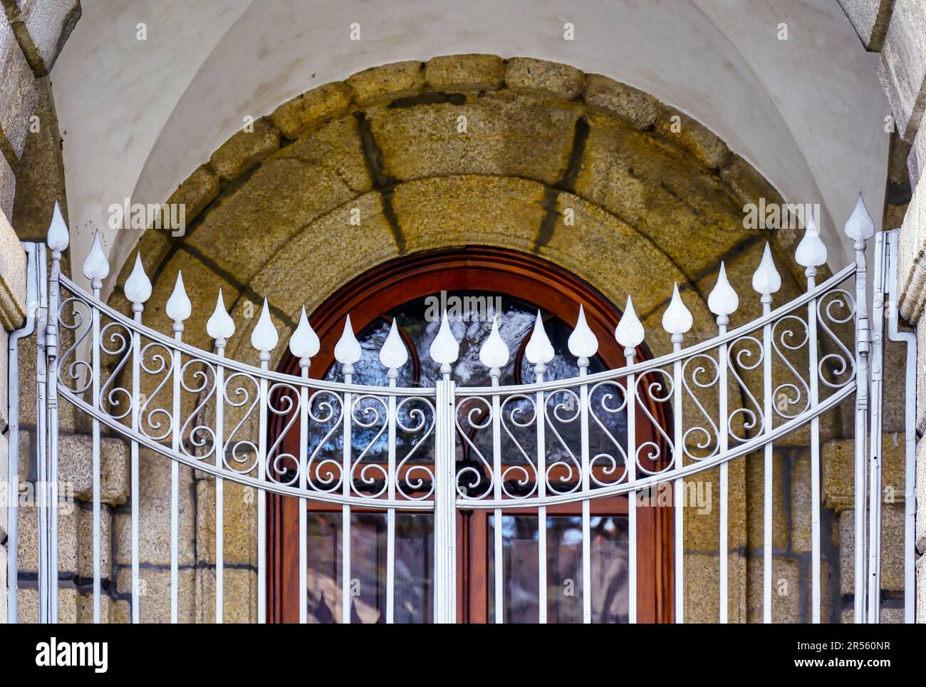 Das äußere architektonische Merkmal des Kolonialgebäudes Hospital de Saint Antony in Porto, Portugal Stockfoto