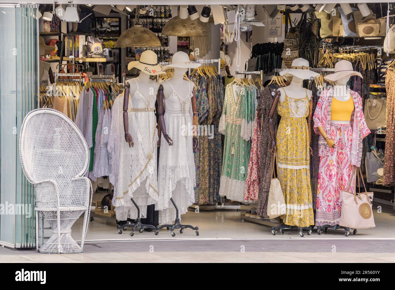 Vier Schaufensterpuppen mit Hüten in langen Sommerkleidern in einem Schaufenster in der Stadt Salou, Costa Daurada, Provinz Tarragona, Katalonien, Spanien Stockfoto