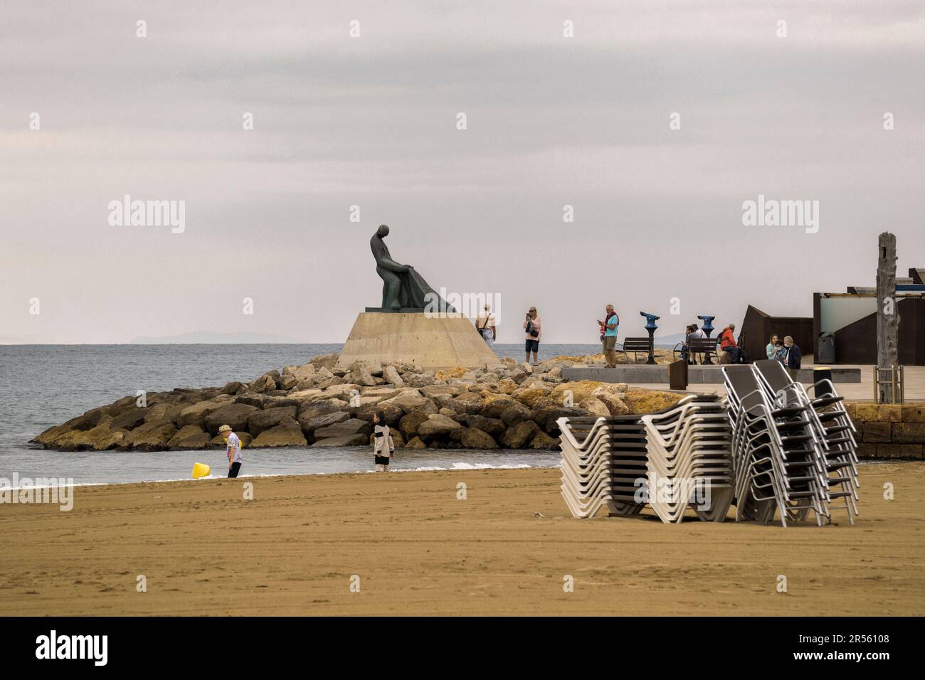 Denkmal für den Fischer am Strand Levante in der Stadt Salou, Costa Daurada, Provinz Tarragona, Katalonien, Spanien Stockfoto