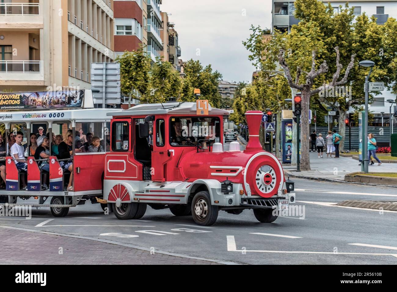Touristenbahn voller Passagiere entlang der Promenade, Salou, Costa Daurada, Provinz Tarragona, Katalonien, Spanien Stockfoto