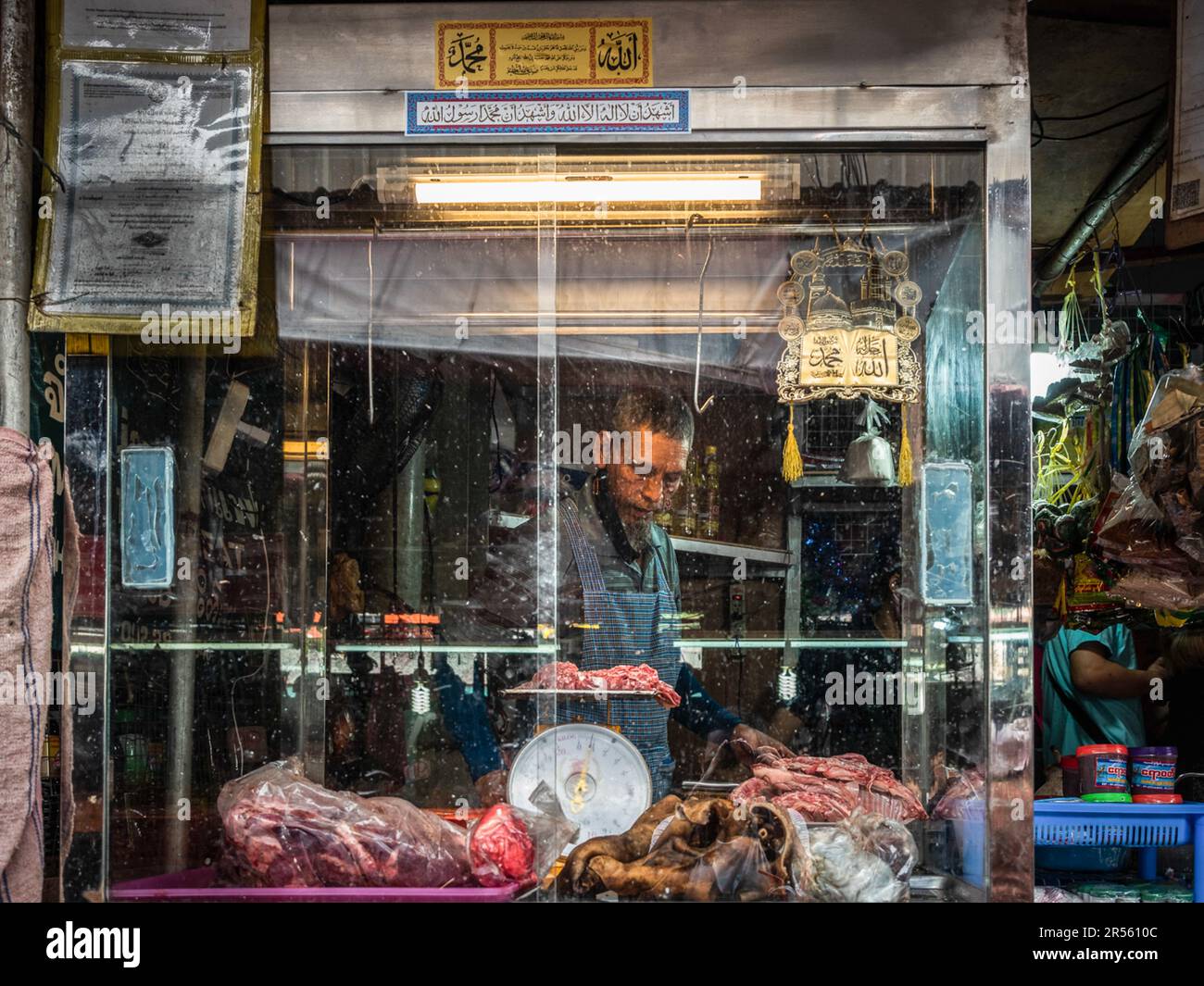 Bangkok, Thailand. 9. Februar 2022. Ein thailändischer muslimischer Metzger bereitet seine Ausstellung des Khlong Toei Markts, des größten Frischmarkts von BangkokÃ, auf der Rama IV Road vor. (Kreditbild: © Nathalie Jamois/SOPA Images via ZUMA Press Wire) NUR REDAKTIONELLE VERWENDUNG! Nicht für den kommerziellen GEBRAUCH! Stockfoto