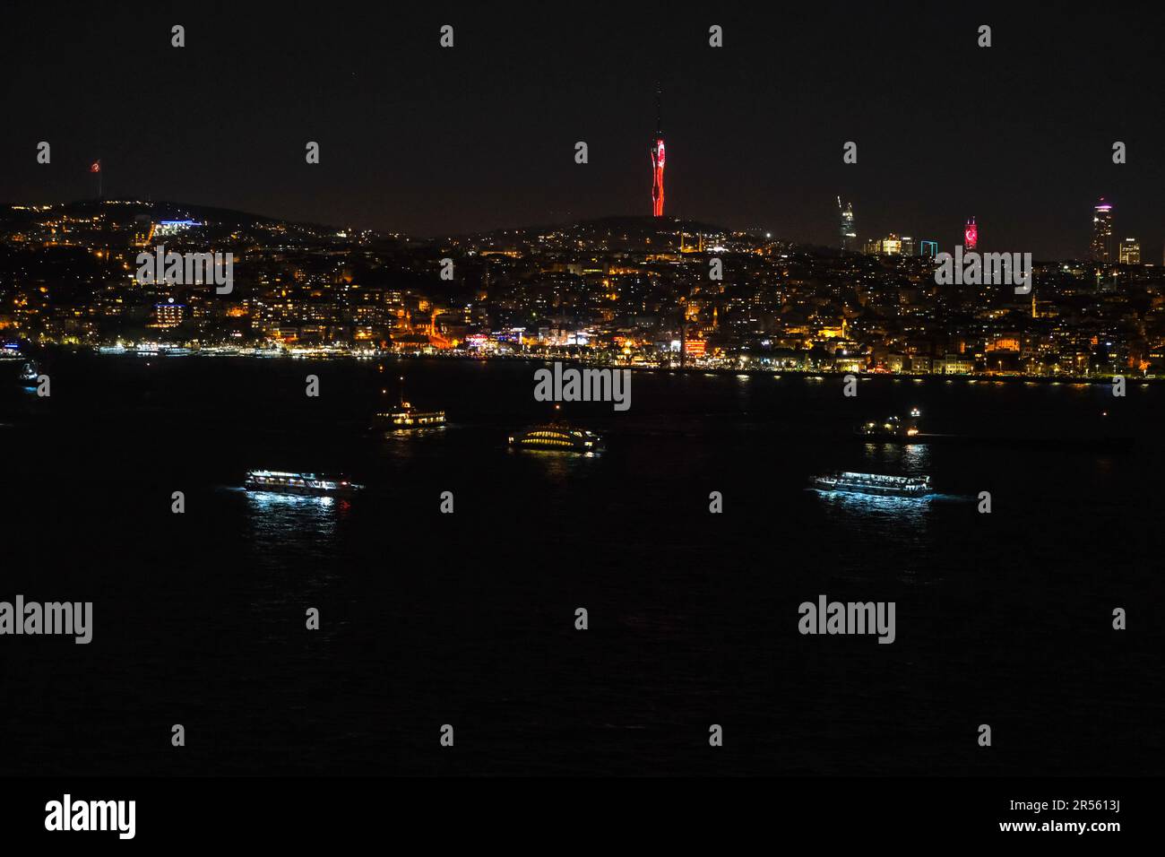 Aufnahmen aus einem hohen Winkel von Istanbul mit Blick auf die nächtliche Landschaft von oben mit Bootstransport auf dem Marmarameer und Blick auf die asiatische Seite. Stockfoto