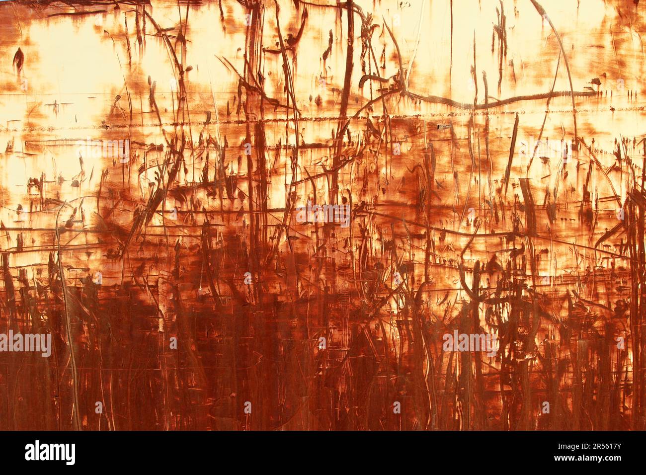 Eine rot-braune Abstraktion von zerkratzten rostigen Linien und Texturen auf einer alten verwitterten Metalloberfläche. Zufällige Aufprallspuren an einer Stahlwand. Sieht Gut Aus Stockfoto