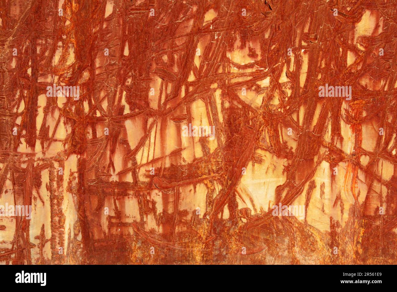 Eine rot-braune Abstraktion von zerkratzten rostigen Linien und Texturen auf einer alten verwitterten Metalloberfläche. Zufällige Aufprallspuren an einer Stahlwand. Sieht Gut Aus Stockfoto