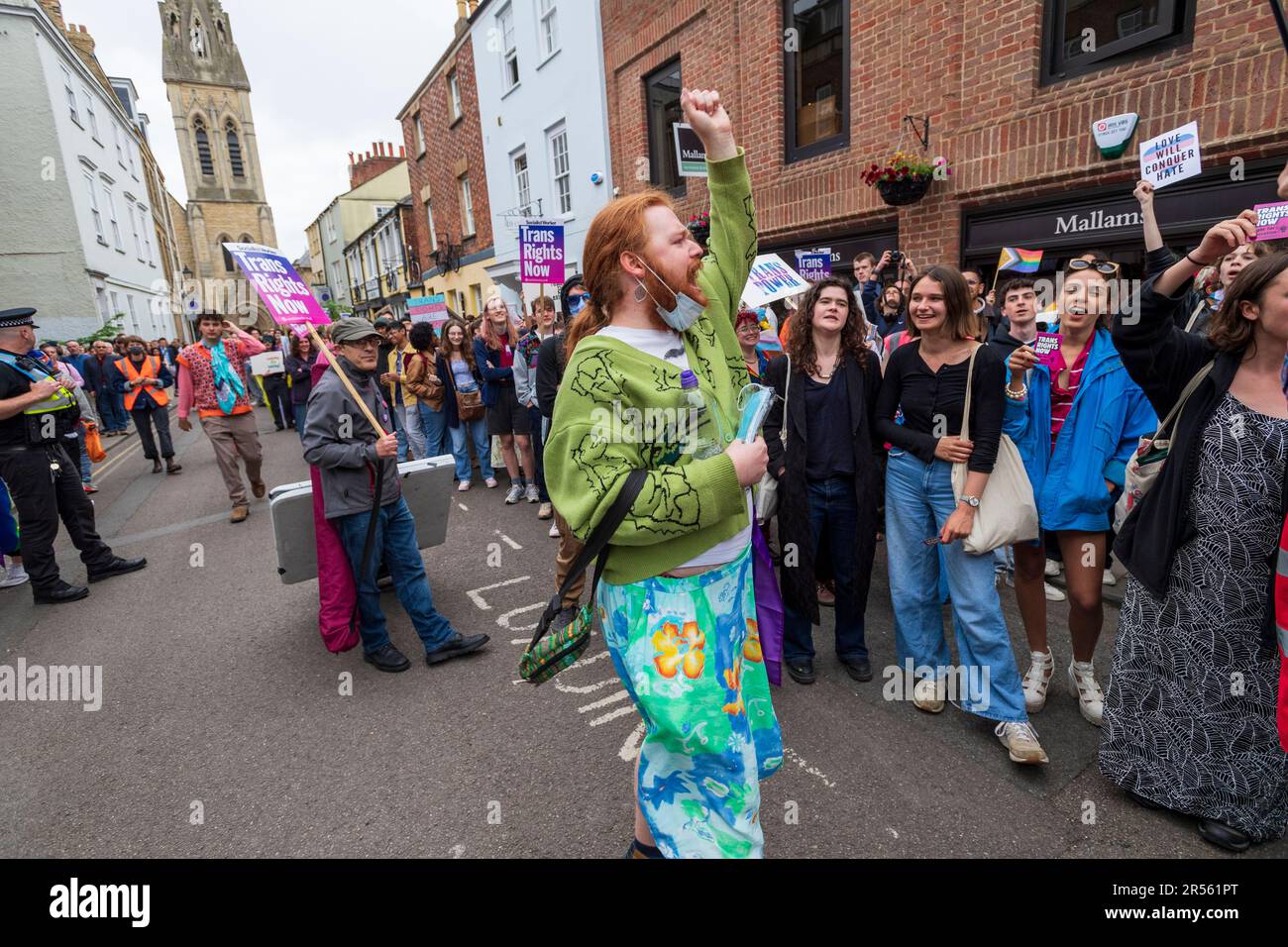 Eine Gruppe von Befürwortern der transtransnationalen Rechte protestiert friedlich außerhalb der Oxford Union und lehnt die Einladung der ehemaligen Universität von Sussex ab Stockfoto