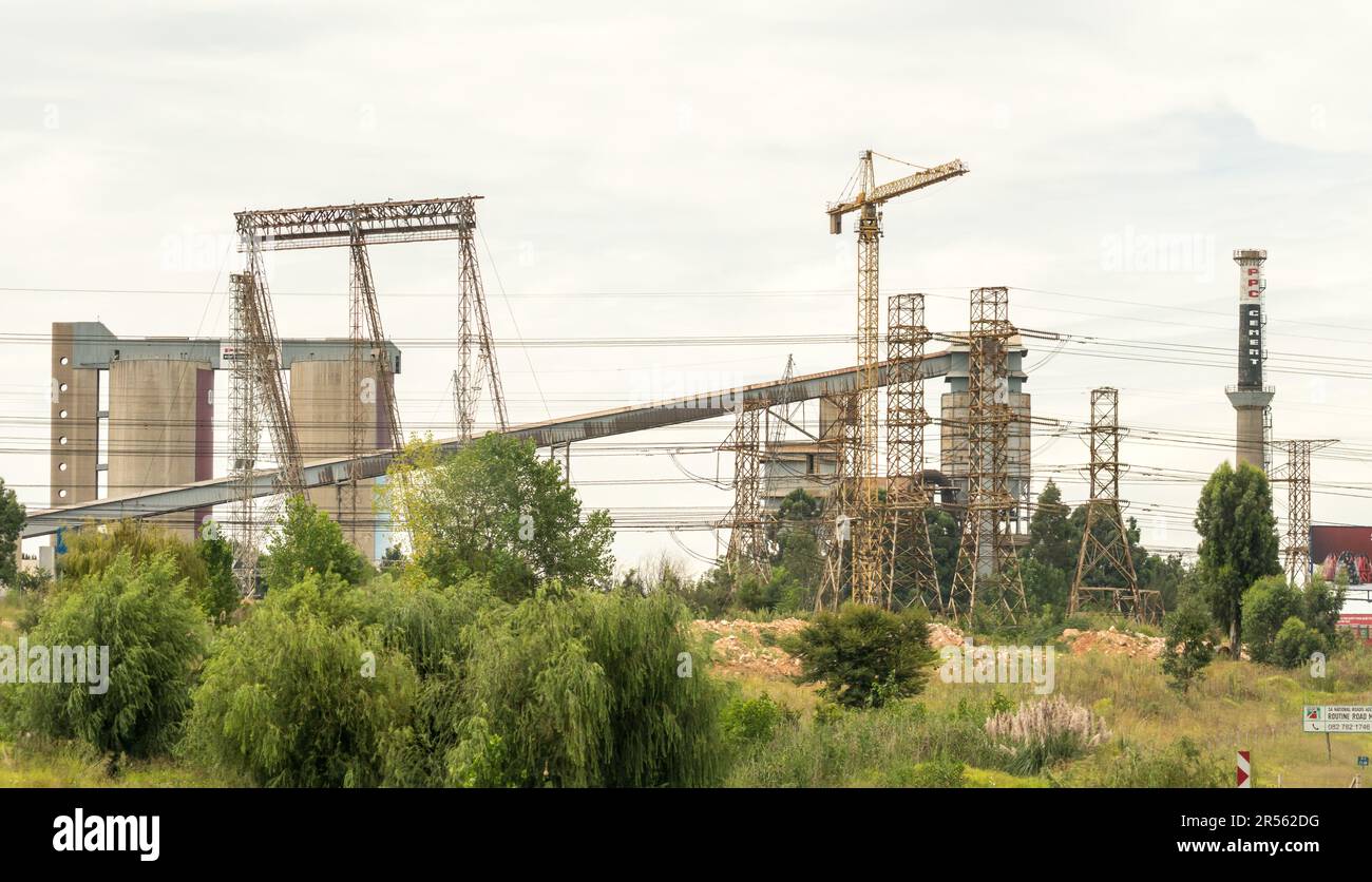 PPC-Zementfabrik oder Produktionswerk am Stadtrand von Johannesburg, Gauteng, Südafrika Konzeptindustrie in Afrika Stockfoto