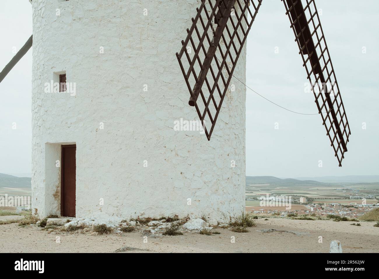 Nahaufnahme einer traditionellen weiß getünchten Windmühle, Don Quijote's Windmühlen (Molinos de Viento de Consuegra) Consuegra, Toledo, Castilla la Mancha, Spanien Stockfoto