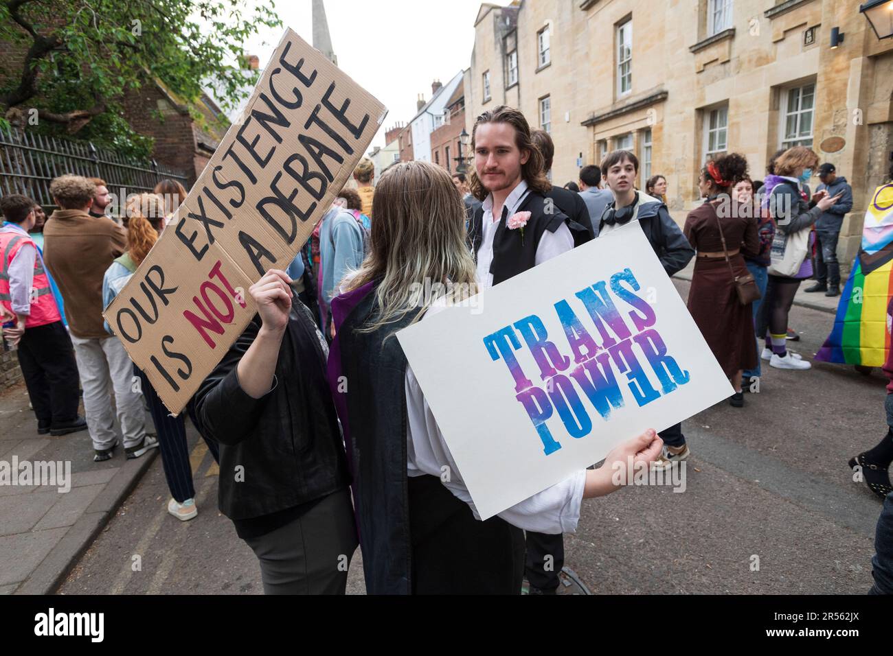 Eine Gruppe von Befürwortern der transtransnationalen Rechte protestiert friedlich außerhalb der Oxford Union und lehnt die Einladung der ehemaligen Universität von Sussex ab Stockfoto