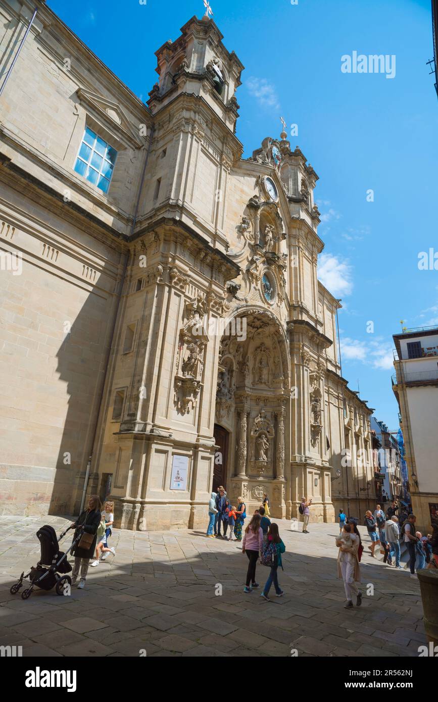 Basilica de Santa Maria San Sebastian, Blick auf die immense barocke Fassade des Eingangs zur Basilica de Santa Maria in der Altstadt von San Sebastian. Stockfoto