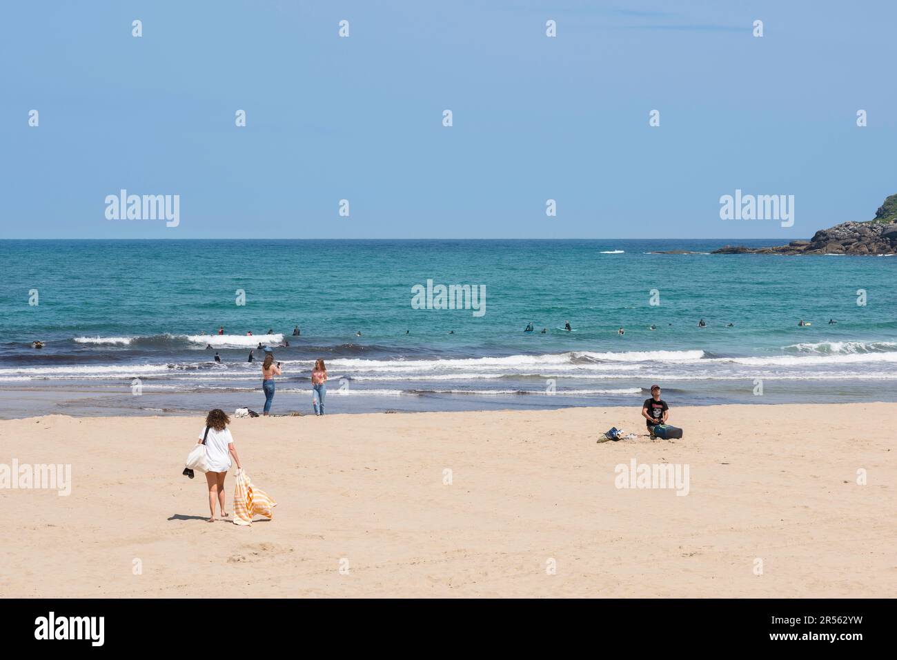 Zurriola Beach San Sebastian, im Sommer Blick auf die Playa de la Zurriola, ein beliebter Strand für Surfer im Stadtteil Gros von San Sebastian, Spanien. Stockfoto