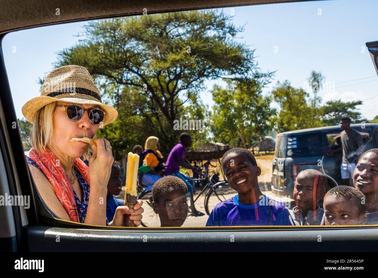 Straßenverkauf von konsumfähigem Zuckerrohr in Mtyala, Malawi Stockfoto