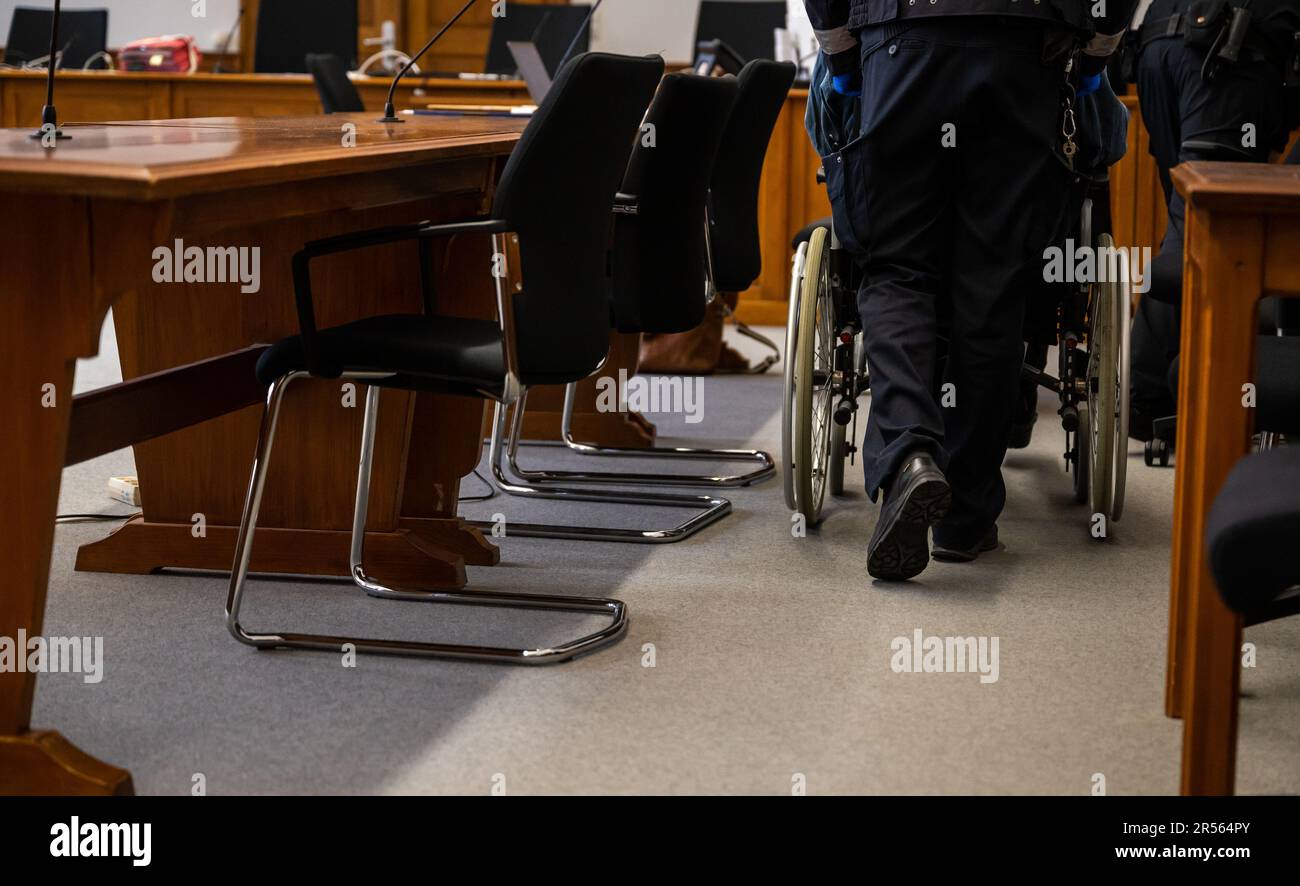 01. Juni 2023, Niedersachsen, Lüneburg: Der Angeklagte wird im Rollstuhl in den Gerichtssaal geschoben. Nach dem gewaltsamen Tod seiner Frau muss sich der 79-jährige Mann für einen Mord verantworten. Foto: Philipp Schulze/dpa Stockfoto