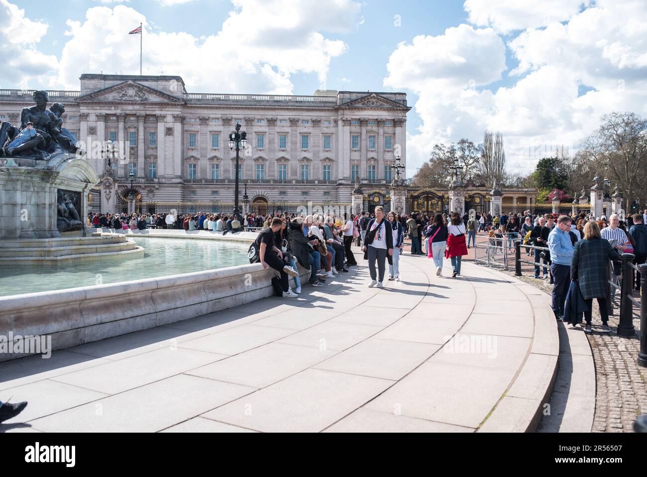 London, Großbritannien - 04 07 2023: Touristen genießen einen wunderschönen sonnigen Tag am Brunnen vor dem Buckingham Palace. Stockfoto