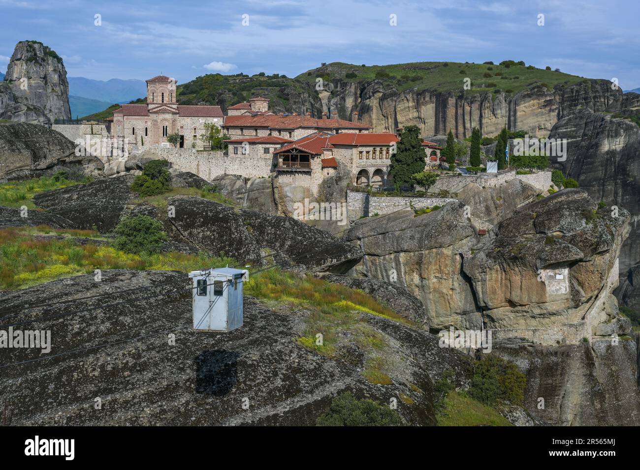 Gondelfahrt mit einer Seilwinde als Zugang zum Kloster Agia Triada (Heilige Dreifaltigkeit) in Meteora, das hoch auf einem Felsen in der Berglandschaft gebaut wurde Stockfoto