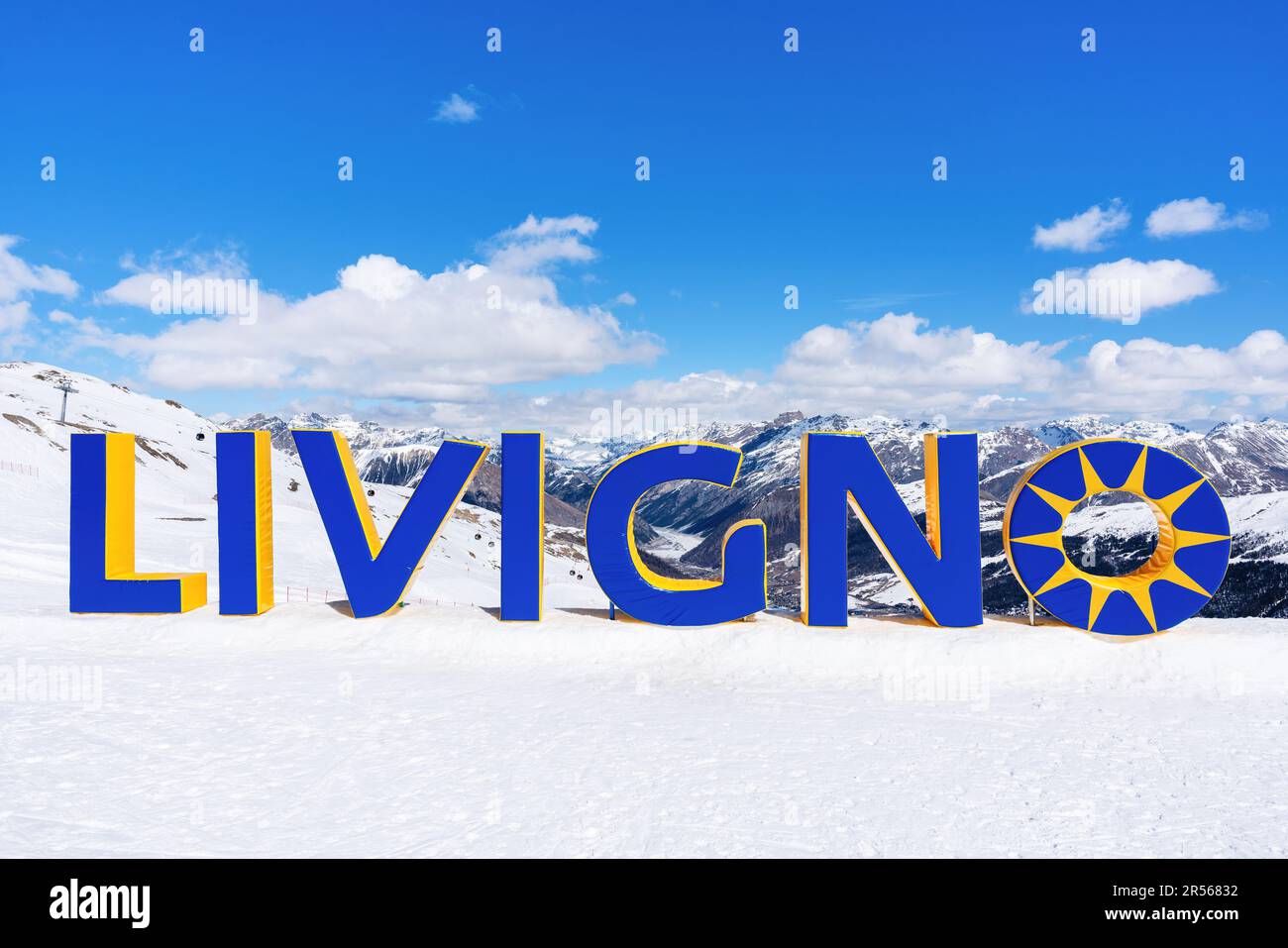 LIVIGNO, SONDRIO, LOMBARDEI, ITALIEN - 20. MÄRZ 2023: Skigebiet Livigno in Lombardei, Italien. Logo von Livigno auf der Skipiste, Skigebiet Carosello 3000. Stockfoto