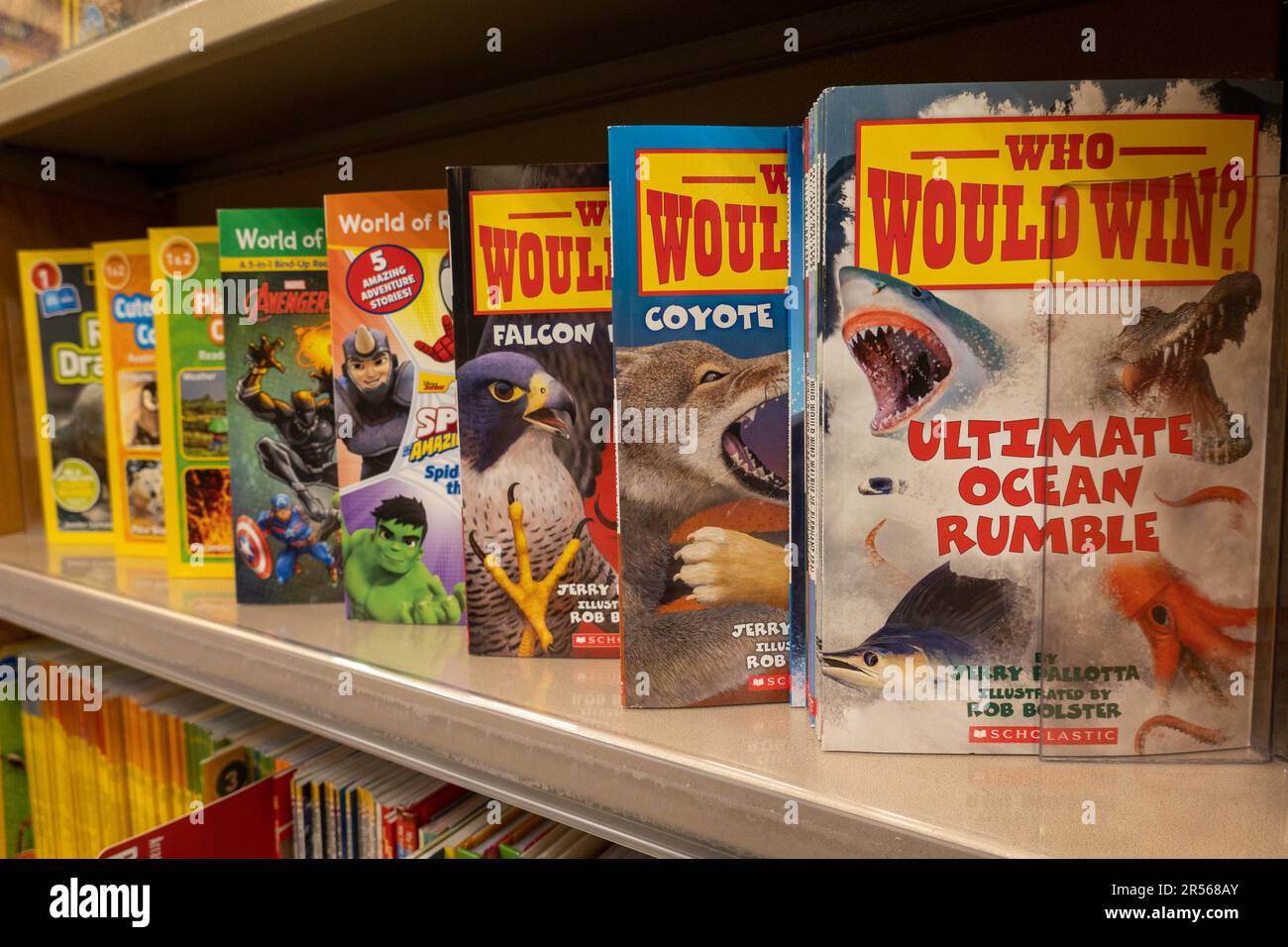 Barnes & Noble Booksellers auf der Fifth Avenue in New York City hat eine große Auswahl an Büchern und Zeitschriften, USA 2023 Stockfoto