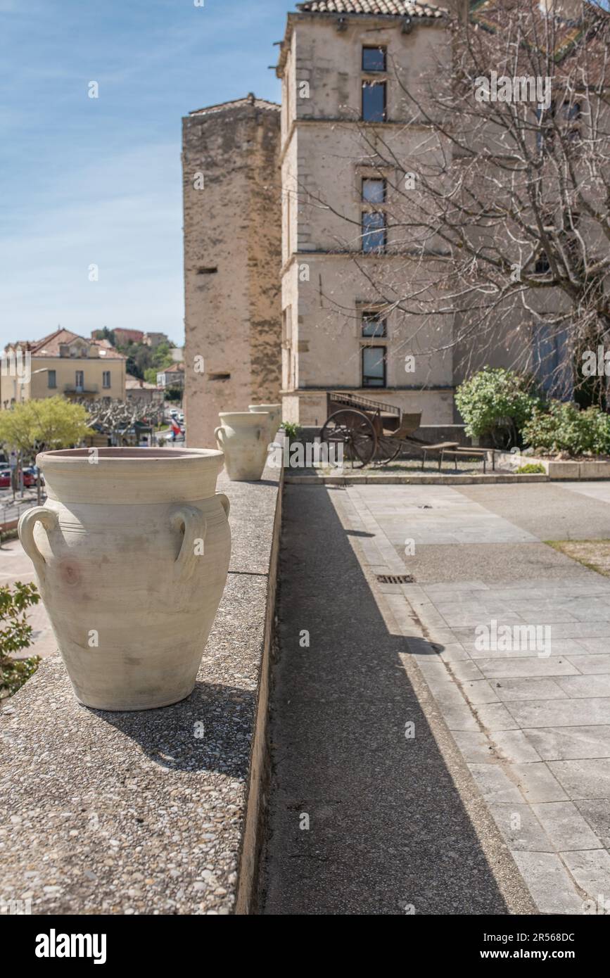 Vase im mediterranen Stil vor dem französischen Schloss Stockfoto