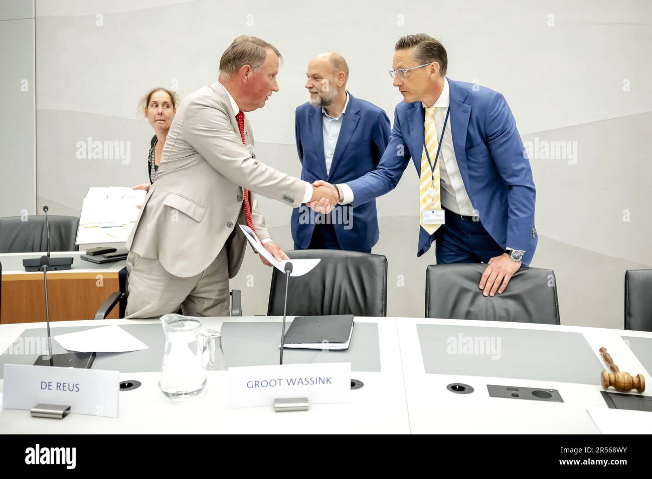 DEN HAAG - Jan de Reus (Interprovincial Consultation, IPO), Rutger Groot Wassink (Association of Netherlands Municipalities, VNG) und Joost Eerdmans (JA21) im Vorfeld einer Rundtischdiskussion über das Vertriebsgesetz im Groen van Prinsterzaal. Der Ministerrat hat sich zuvor auf das Verteilungsgesetz geeinigt, das die Gemeinden verpflichten kann, (zusätzliche) Asylbewerber aufzunehmen, wenn sie dies nicht freiwillig tun. ANP ROBIN VAN LONKHUIJSEN niederlande raus - belgien raus Stockfoto