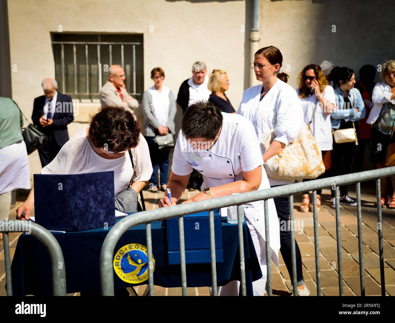 Reims, Frankreich. 01. Juni 2023. Beerdigung der Krankenschwester Carene Mezino in der Basilika Saint-Remi in Reims, Frankreich, am 1. Juni 2023. Carene Mezino wurde am 22. Mai im Maison-Blanche Krankenhaus in Reims erstochen. Die Krankenschwester wurde von einem Mann angegriffen, der an psychiatrischen Störungen litt, der Pflegekräfte angreifen wollte. Die 37-jährige Mutter starb am folgenden Tag an ihren Verletzungen. Foto: Stephanie Jayet/ABACAPRESS.COM Kredit: Abaca Press/Alamy Live News Stockfoto