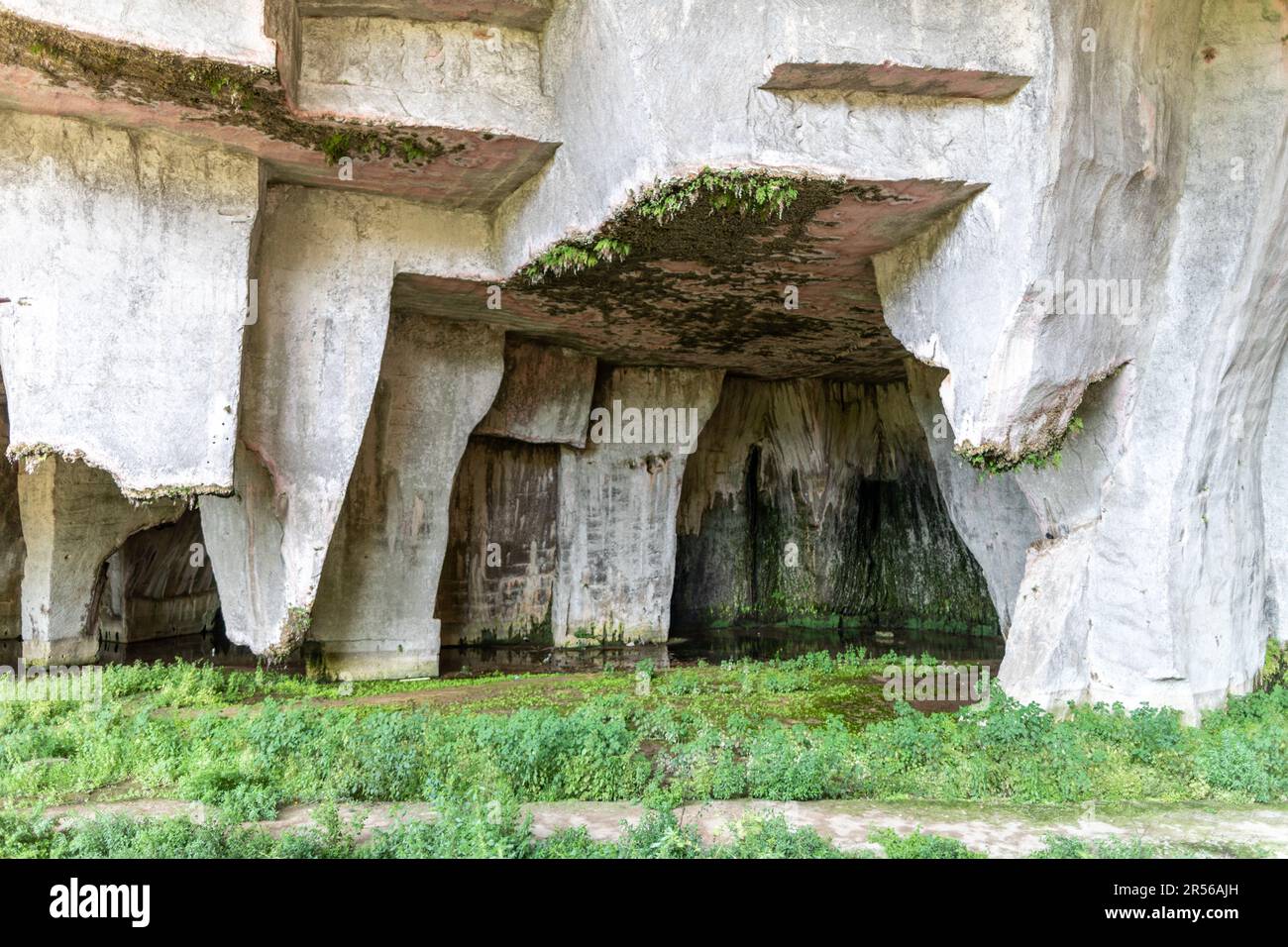 Grotten und Steinbrüche im Archäologischen Park von Neapolis in Syracuse Sizilien Stockfoto