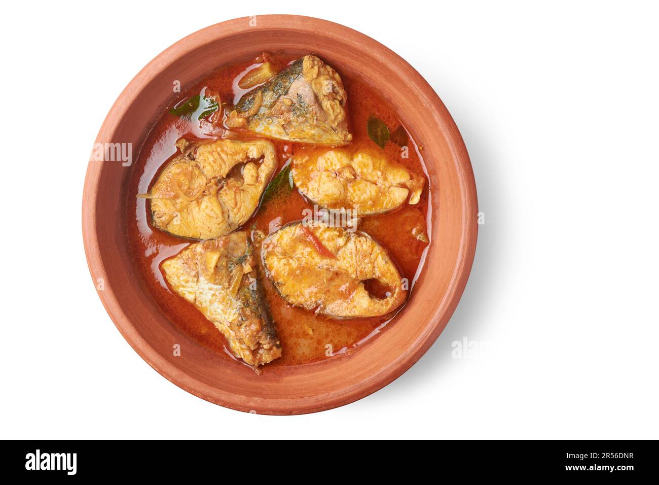 Scharfes und heißes Fisch-Curry in einem Tontopf oder einer Schüssel isoliert auf weißem Hintergrund, Meeresfrüchte gekocht mit Kokosmilch, asiatische Küche Stockfoto