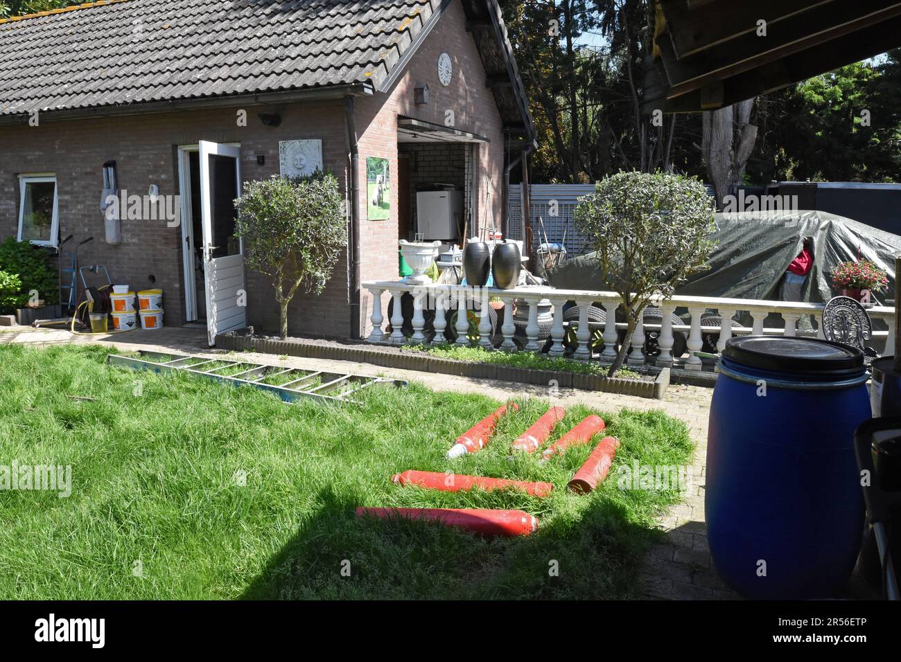 Oud Gastel, Niederlande. 17. Mai 2023. Mai 17. 2023, Oud-Gastel, Provinz Nordbrabant (Noord Brabant), Holland - die Polizei hat ein Labor entdeckt, in dem MDMA und Crystal Meth in einer Scheune aus einer Villa in einem Wohngebiet in der kleinen niederländischen Stadt Oud Gastel hergestellt werden. Viele Methamphetamin-Labore wurden im Süden der Niederlande entdeckt, dem wichtigsten europäischen Produktionszentrum für synthetische Drogen. LFO landelijke erleichtert Onmantelen, die niederländische Polizei, die das Labor untersucht, macht ihre Arbeit. (Foto: Teun Voeten/Sipa USA) Guthaben: SIPA USA/Alamy Live News Stockfoto