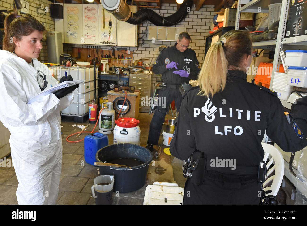 Oud Gastel, Niederlande. 17. Mai 2023. Mai 17. 2023, Oud-Gastel, Provinz Nordbrabant (Noord Brabant), Holland - die Polizei hat ein Labor entdeckt, in dem MDMA und Crystal Meth in einer Scheune aus einer Villa in einem Wohngebiet in der kleinen niederländischen Stadt Oud Gastel hergestellt werden. Viele Methamphetamin-Labore wurden im Süden der Niederlande entdeckt, dem wichtigsten europäischen Produktionszentrum für synthetische Drogen. LFO landelijke erleichtert Onmantelen, die niederländische Polizei, die das Labor untersucht, macht ihre Arbeit. (Foto: Teun Voeten/Sipa USA) Guthaben: SIPA USA/Alamy Live News Stockfoto