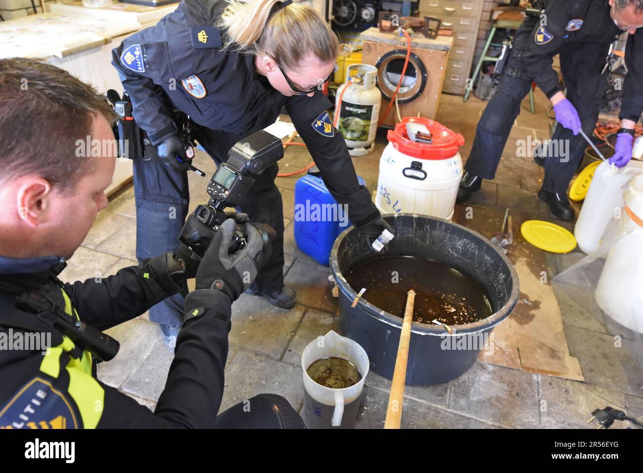 Oud Gastel, Niederlande. 17. Mai 2023. Mai 17. 2023, Oud-Gastel, Provinz Nordbrabant (Noord Brabant), Holland - die Polizei hat ein Labor entdeckt, in dem MDMA und Crystal Meth in einer Scheune aus einer Villa in einem Wohngebiet in der kleinen niederländischen Stadt Oud Gastel hergestellt werden. Viele Methamphetamin-Labore wurden im Süden der Niederlande entdeckt, dem wichtigsten europäischen Produktionszentrum für synthetische Drogen. LFO landelijke erleichtert Onmantelen, die niederländische Polizei, die das Labor untersucht, macht ihre Arbeit. (Foto: Teun Voeten/Sipa USA) Guthaben: SIPA USA/Alamy Live News Stockfoto