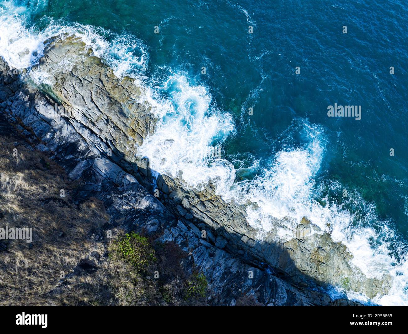 Atemberaubende Wellen am Sandstrand, wunderschöne Meereslandschaft, Natur und Reise-Hintergrund Stockfoto