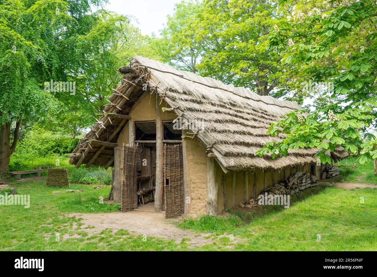 Nachbildung des neolithischen Langhauses im La Hougue Bie Museum, La Route de la Hougue Bie, St Saviour Parish, Jersey, Kanalinseln Stockfoto