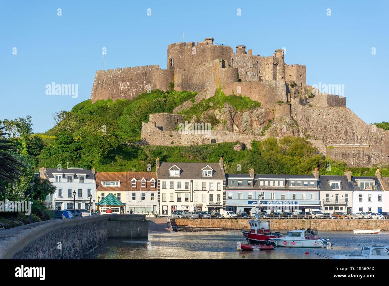 Mount Orgueil Castle aus dem 13. Jahrhundert über Gorey Harbour, Gorey, Saint Martin Parish, Jersey, Kanalinseln Stockfoto